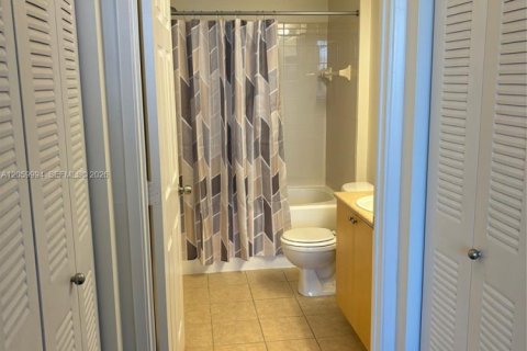 Condo in Hollywood, Florida, 2 bedrooms  № 2264584 - photo 9