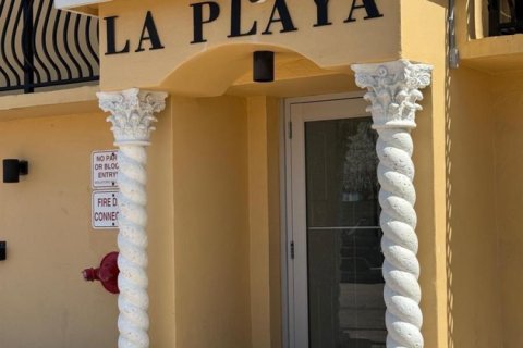 Снять в аренду кондоминиум в Холливуд, Флорида 3 комнаты, 55.28м2, № 2175702 - фото 2