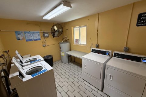 Снять в аренду кондоминиум в Холливуд, Флорида 3 комнаты, 55.28м2, № 2175702 - фото 30