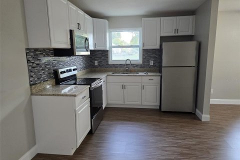 House in Leesburg, Florida 4 bedrooms, 242.01 sq.m. № 2105524 - photo 17
