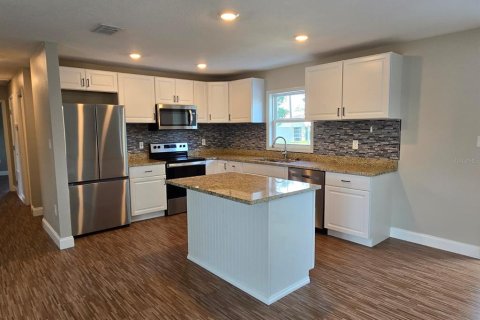 House in Leesburg, Florida 4 bedrooms, 242.01 sq.m. № 2105524 - photo 3