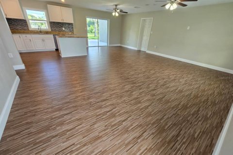 House in Leesburg, Florida 4 bedrooms, 242.01 sq.m. № 2105524 - photo 13