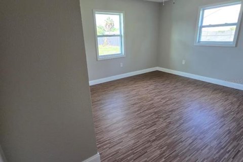 House in Leesburg, Florida 4 bedrooms, 242.01 sq.m. № 2105524 - photo 9