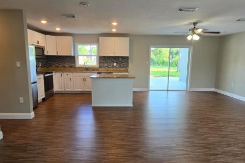 House in Leesburg, Florida 4 bedrooms, 242.01 sq.m. № 2105524 - photo 4
