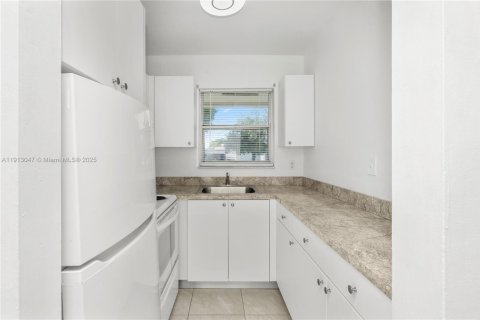 Villa ou maison à louer à Hallandale Beach, Floride: 1 chambre, 250.28 m2 № 1969287 - photo 8