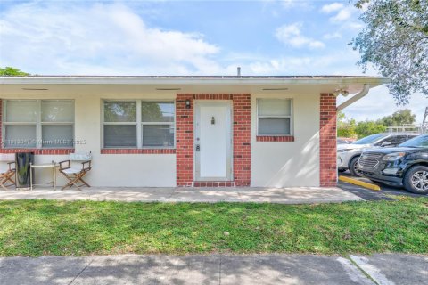 Villa ou maison à louer à Hallandale Beach, Floride: 1 chambre, 250.28 m2 № 1969287 - photo 3