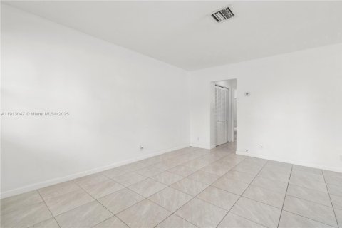 Villa ou maison à louer à Hallandale Beach, Floride: 1 chambre, 250.28 m2 № 1969287 - photo 11