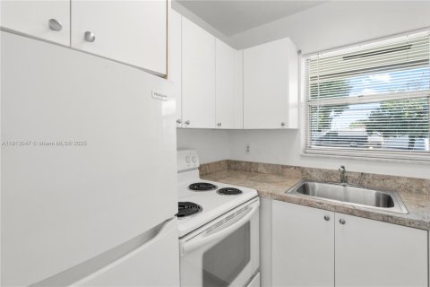 Villa ou maison à louer à Hallandale Beach, Floride: 1 chambre, 250.28 m2 № 1969287 - photo 9