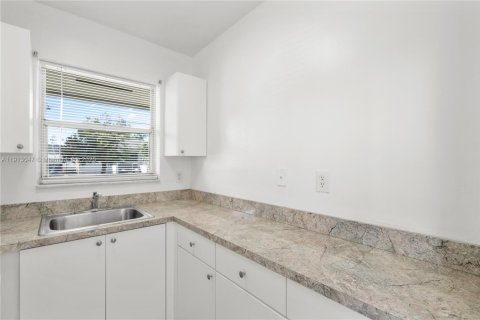 Villa ou maison à louer à Hallandale Beach, Floride: 1 chambre, 250.28 m2 № 1969287 - photo 10