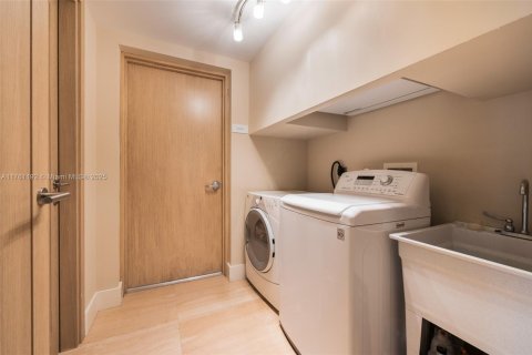 Condo in Miami Beach, Florida, 4 bedrooms  № 1863663 - photo 22
