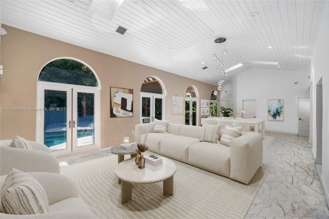 House in Miami, Florida 4 bedrooms, 329.15 sq.m. № 1738788 - photo 1
