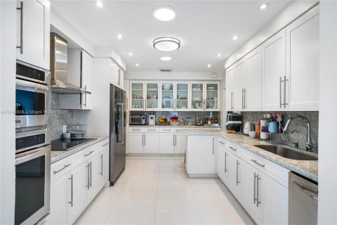 House in Miami, Florida 4 bedrooms, 329.15 sq.m. № 1738788 - photo 5