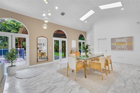 House in Miami, Florida 4 bedrooms, 329.15 sq.m. № 1738788 - photo 2