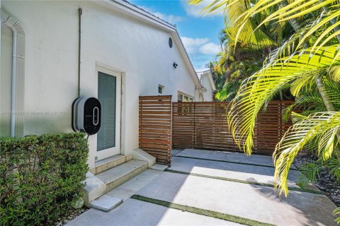 House in Miami, Florida 4 bedrooms, 329.15 sq.m. № 1738788 - photo 14