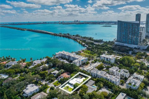 House in Miami, Florida 4 bedrooms, 329.15 sq.m. № 1738788 - photo 28