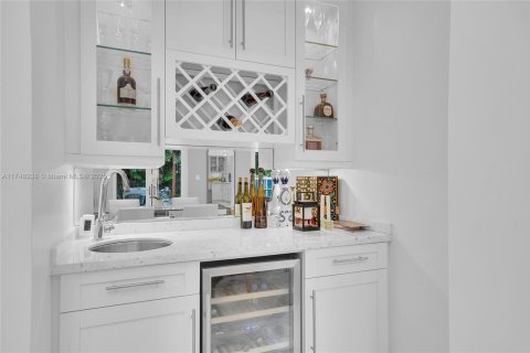 House in Miami, Florida 4 bedrooms, 329.15 sq.m. № 1738788 - photo 3