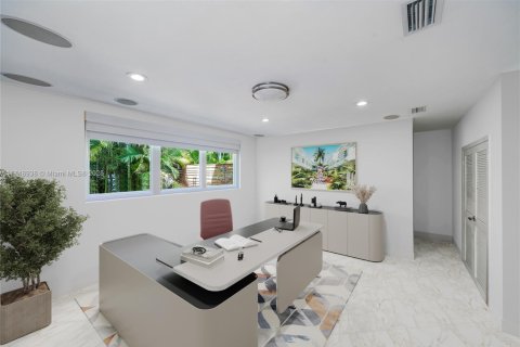 House in Miami, Florida 4 bedrooms, 329.15 sq.m. № 1738788 - photo 8