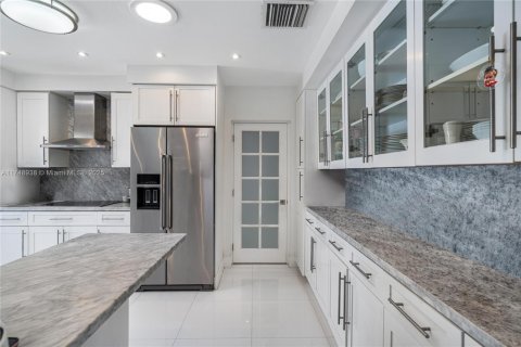 House in Miami, Florida 4 bedrooms, 329.15 sq.m. № 1738788 - photo 4