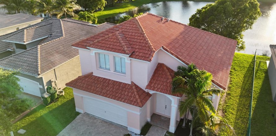 House in Homestead, Florida 4 bedrooms, 216.09 sq.m. № 2253513