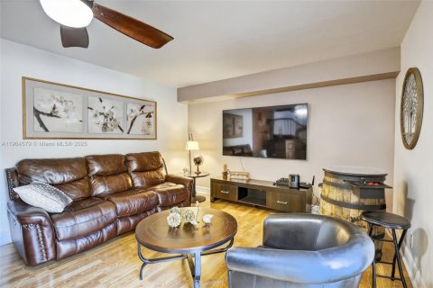 Townhouse in Plantation, Florida 2 bedrooms, 127.46 sq.m. № 1955185 - photo 13