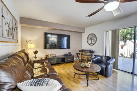 Townhouse in Plantation, Florida 2 bedrooms, 127.46 sq.m. № 1955185 - photo 4