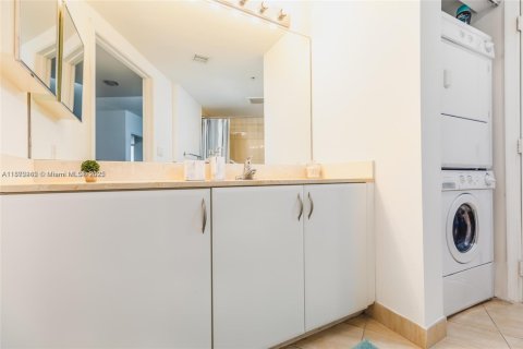 Condo in Miami, Florida, 2 bedrooms  № 1897861 - photo 17