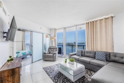 Condo in Miami, Florida, 2 bedrooms  № 1897861 - photo 7