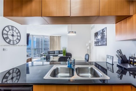Condo in Miami, Florida, 2 bedrooms  № 1897861 - photo 4
