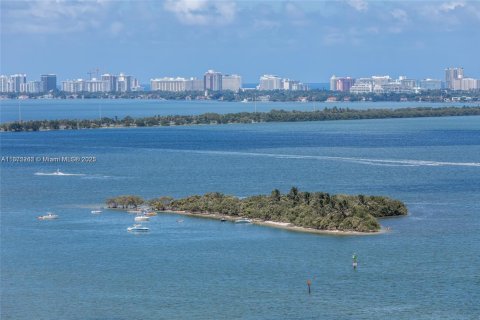 Condo in Miami, Florida, 2 bedrooms  № 1897861 - photo 21