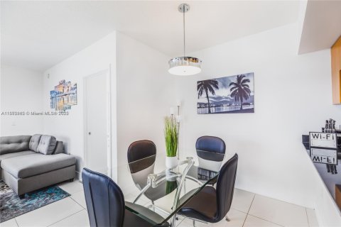 Condo in Miami, Florida, 2 bedrooms  № 1897861 - photo 5