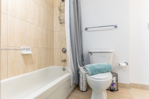 Condo in Miami, Florida, 2 bedrooms  № 1897861 - photo 16