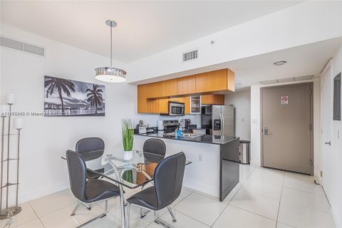 Condo in Miami, Florida, 2 bedrooms  № 1897861 - photo 6