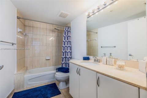 Condo in Miami, Florida, 2 bedrooms  № 1897861 - photo 12