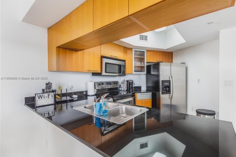 Condo in Miami, Florida, 2 bedrooms  № 1897861 - photo 3