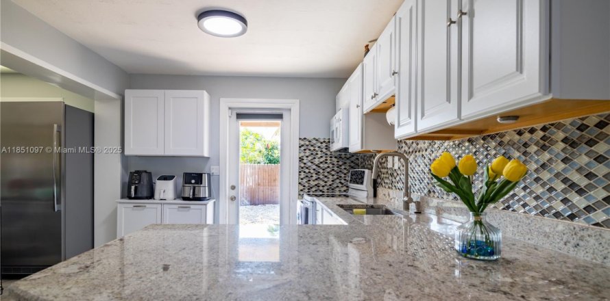 House in Pompano Beach, Florida 3 bedrooms, 107.67 sq.m. № 1855290