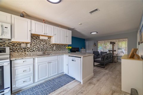 House in Pompano Beach, Florida 3 bedrooms, 107.67 sq.m. № 1855290 - photo 9