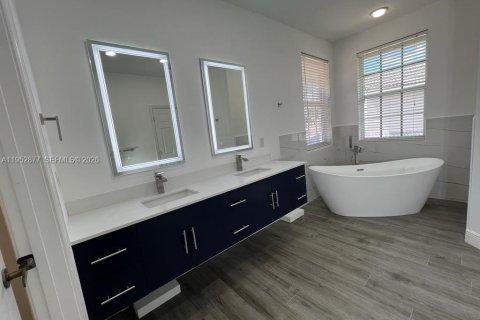 House in Weston, Florida 5 bedrooms, 319.77 sq.m. № 2008708 - photo 12