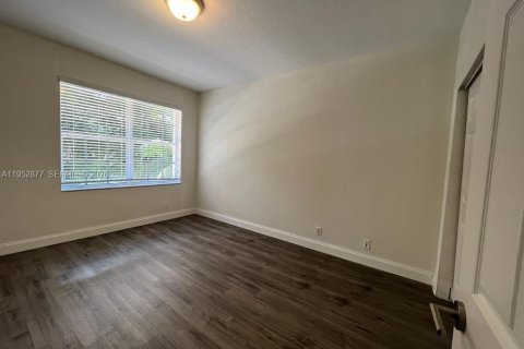 House in Weston, Florida 5 bedrooms, 319.77 sq.m. № 2008708 - photo 20