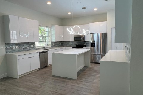 House in Weston, Florida 5 bedrooms, 319.77 sq.m. № 2008708 - photo 7