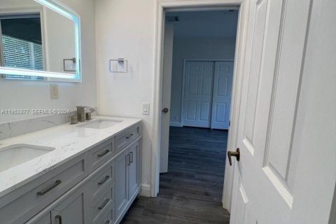 House in Weston, Florida 5 bedrooms, 319.77 sq.m. № 2008708 - photo 16