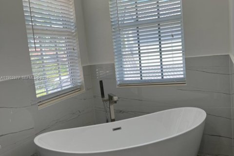 House in Weston, Florida 5 bedrooms, 319.77 sq.m. № 2008708 - photo 13