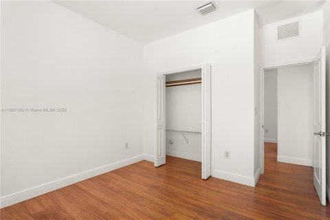 Adosado en venta en Miami, Florida, 3 dormitorios, 223.34 m2 № 1965817 - foto 22