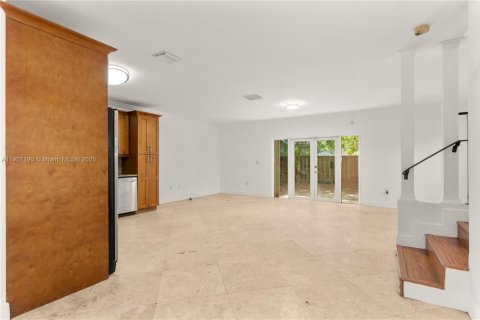 Adosado en venta en Miami, Florida, 3 dormitorios, 223.34 m2 № 1965817 - foto 7