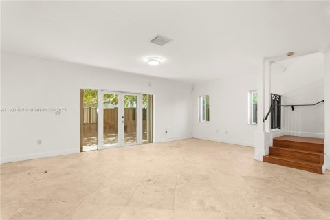 Adosado en venta en Miami, Florida, 3 dormitorios, 223.34 m2 № 1965817 - foto 12