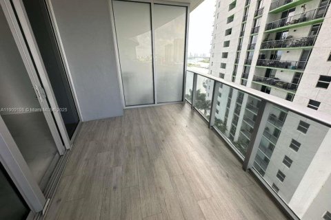 Condominio en alquiler en Miami, Florida, 1 dormitorio, 69.21 m2 № 1964765 - foto 2