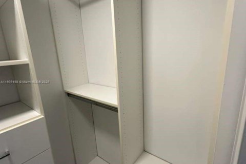 Condominio en alquiler en Miami, Florida, 1 dormitorio, 69.21 m2 № 1964765 - foto 13