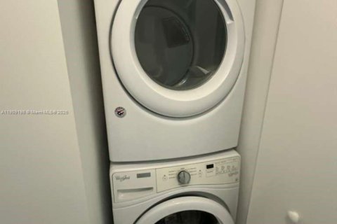 Condominio en alquiler en Miami, Florida, 1 dormitorio, 69.21 m2 № 1964765 - foto 12