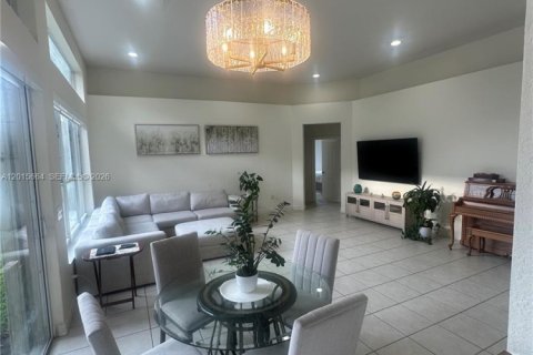 House in Miramar, Florida 5 bedrooms, 271 sq.m. № 2248323 - photo 11