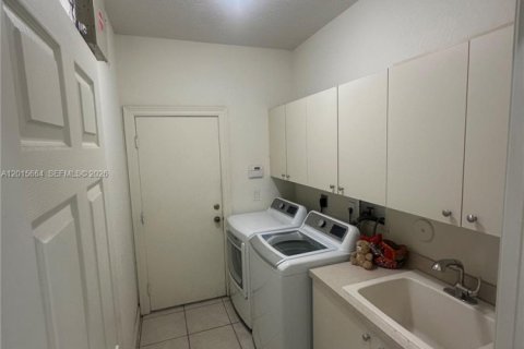 House in Miramar, Florida 5 bedrooms, 271 sq.m. № 2248323 - photo 14