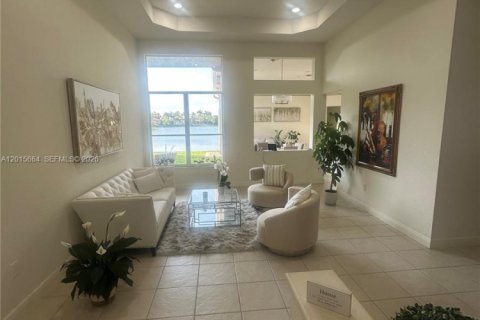 House in Miramar, Florida 5 bedrooms, 271 sq.m. № 2248323 - photo 5